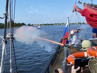 выстрел пушки с бригантины